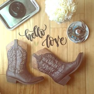| country chic | cowgirl boots |
